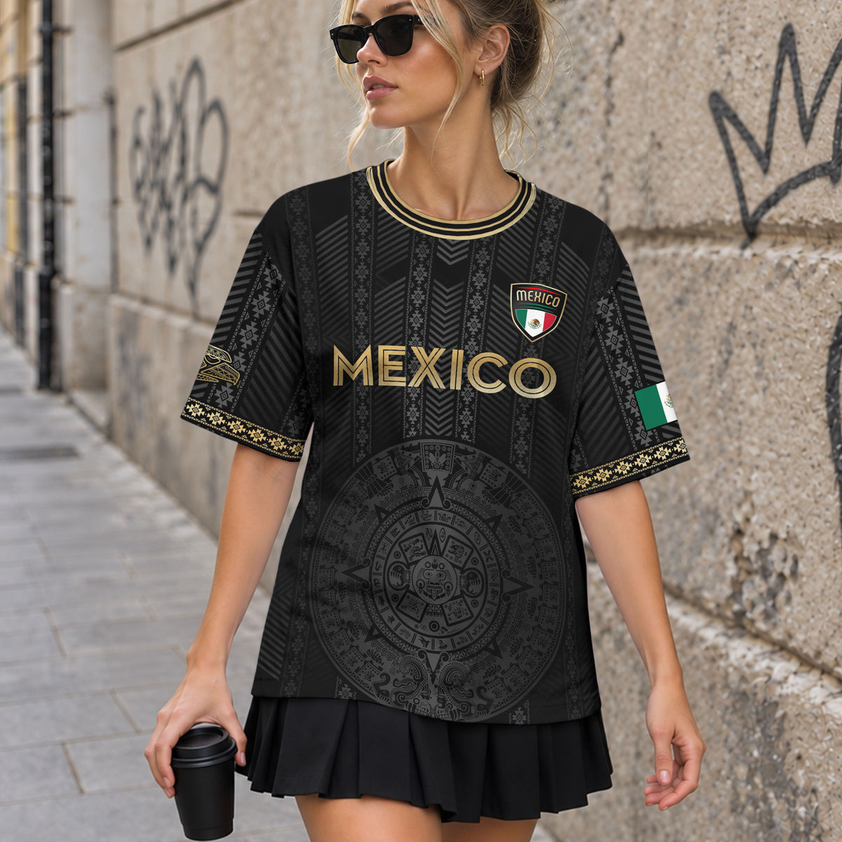 Camiseta de fútbol de México con diseño de calendario azteca, color negro y dorado