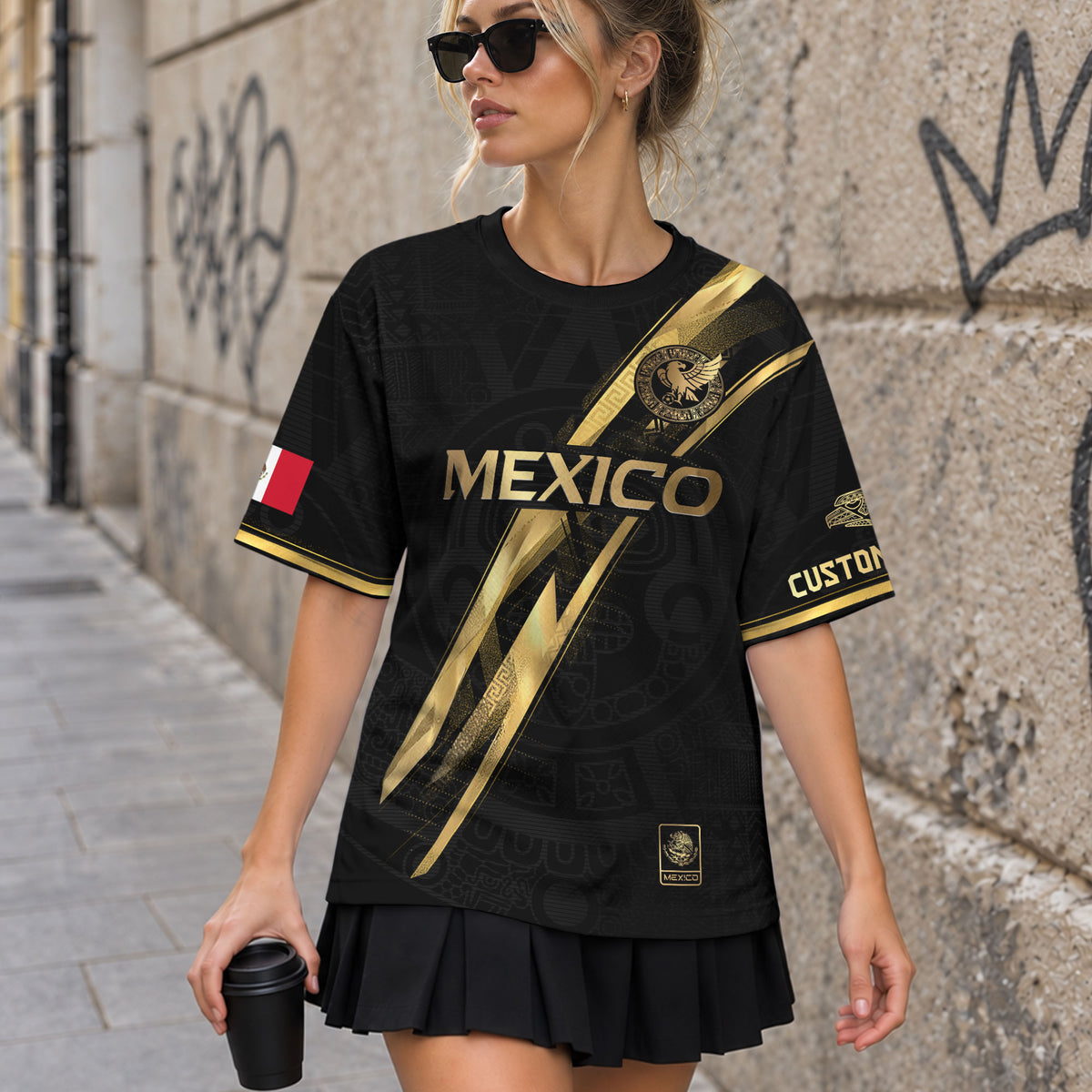 Camiseta de fútbol personalizada de México en negro y dorado con diseño de rayas del mapa de la herencia
