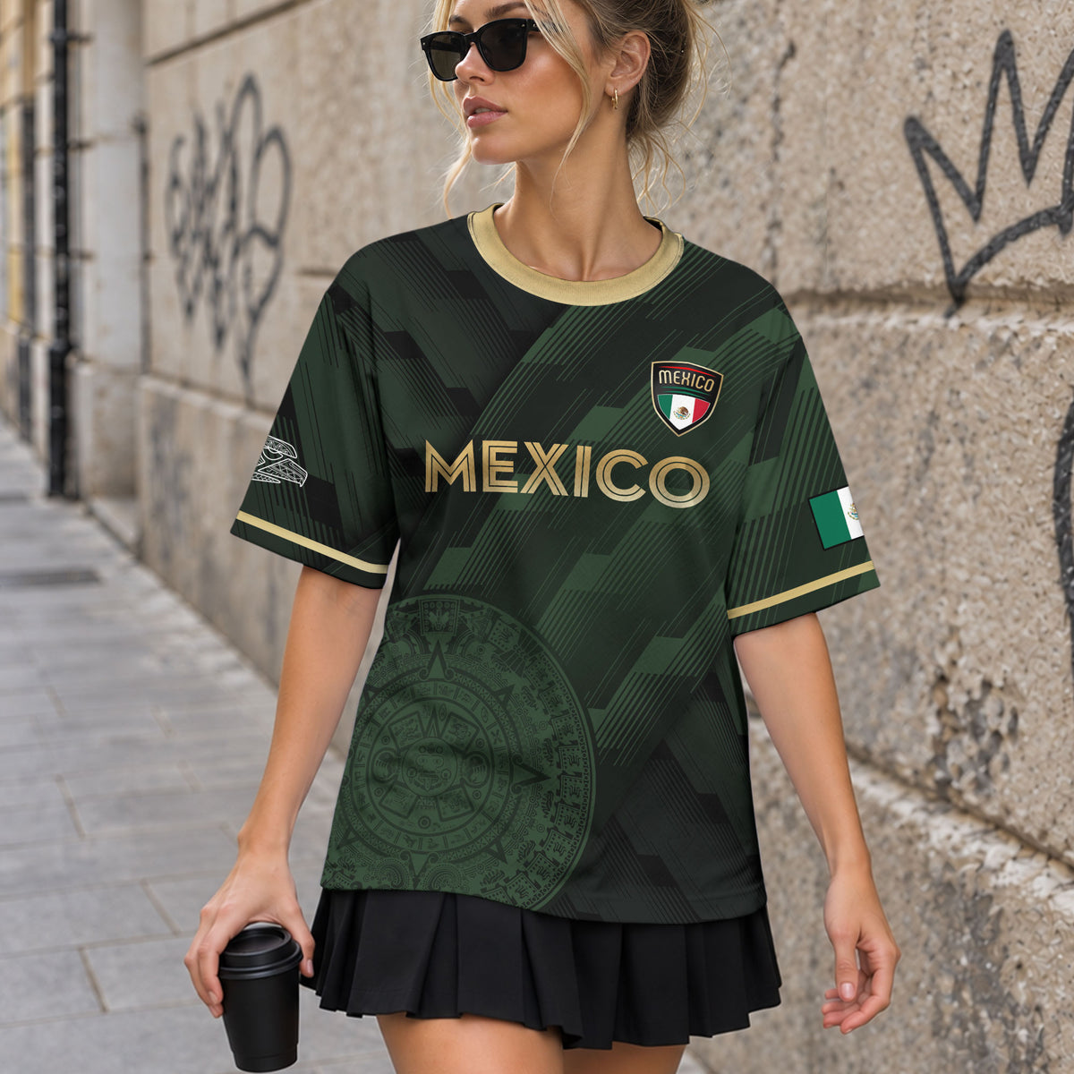 Camiseta de fútbol verde de México con diseño de piedra solar azteca dorada