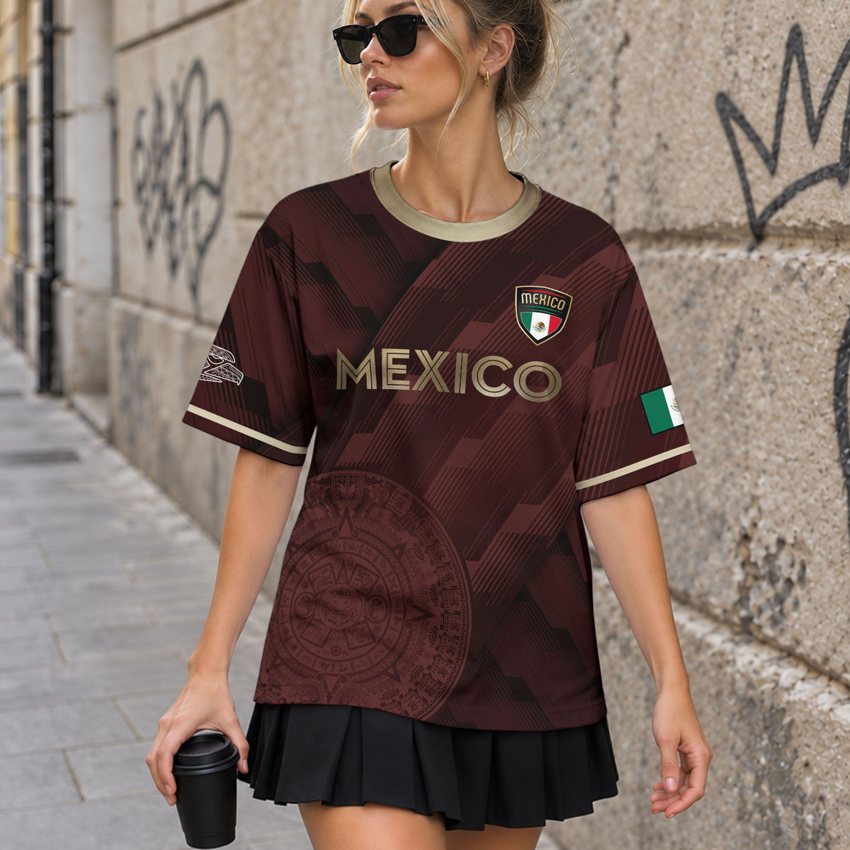 Camiseta de fútbol de México color burdeos con piedra solar azteca dorada y escudo del águila