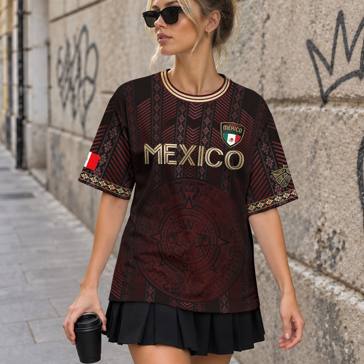 Camiseta de fútbol de México color burdeos con calendario azteca dorado y escudo del águila