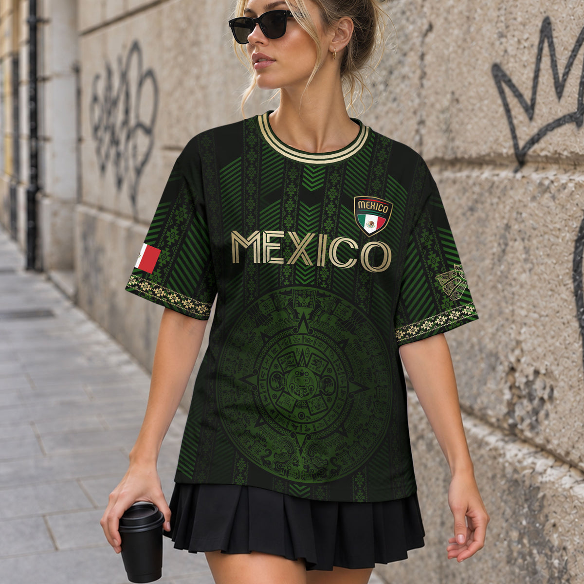 Camiseta de fútbol verde de México con calendario azteca dorado y escudo del águila