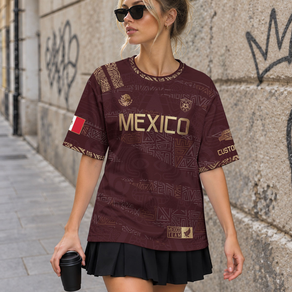 Camiseta de fútbol personalizada de México con herencia azteca, color granate y dorado