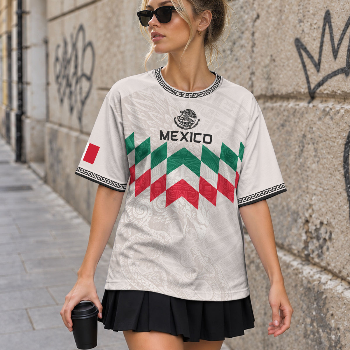 Camiseta de fútbol premium con emblema de águila azteca verde y dorado de México