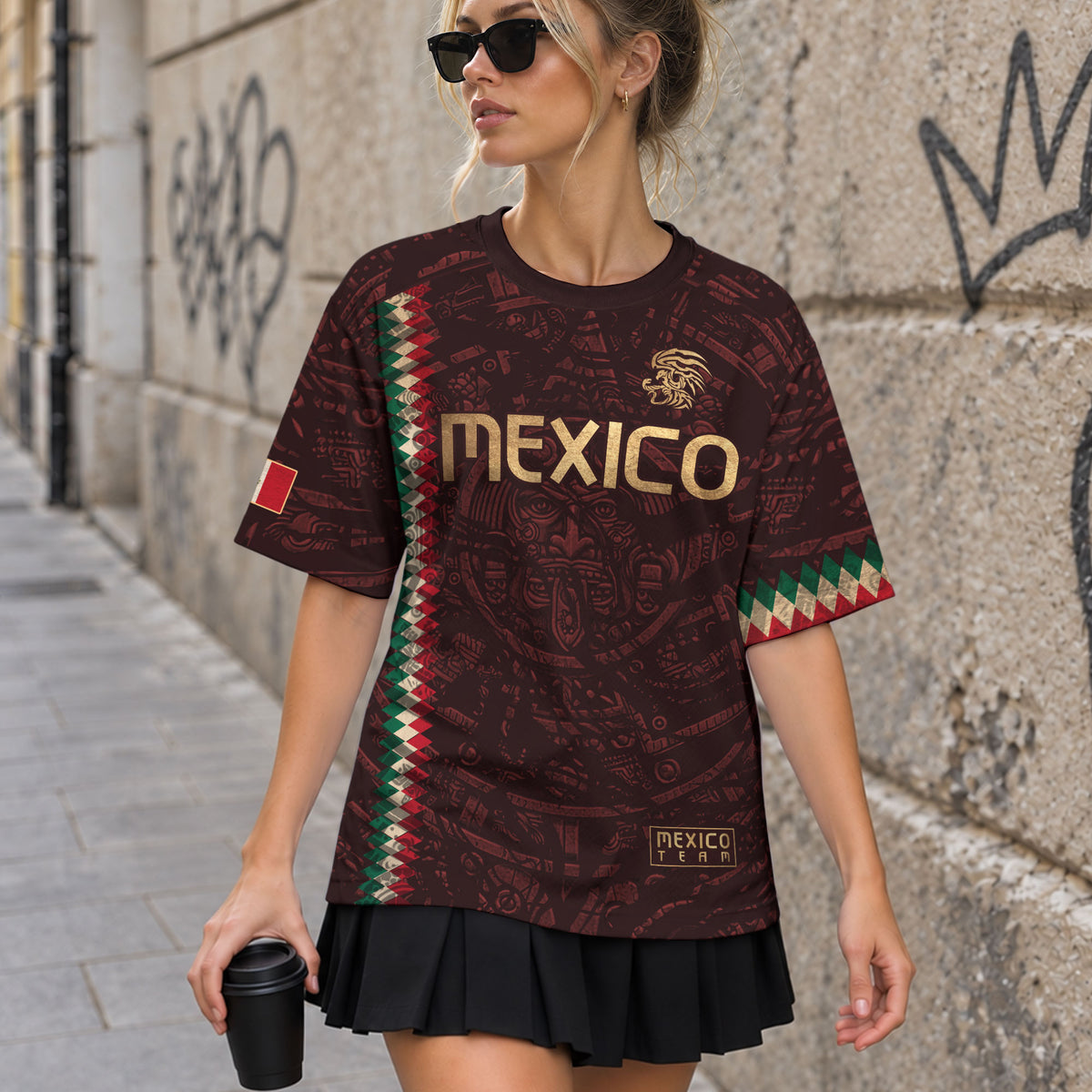 Camiseta de fútbol premium con emblema de águila azteca verde y dorado de México