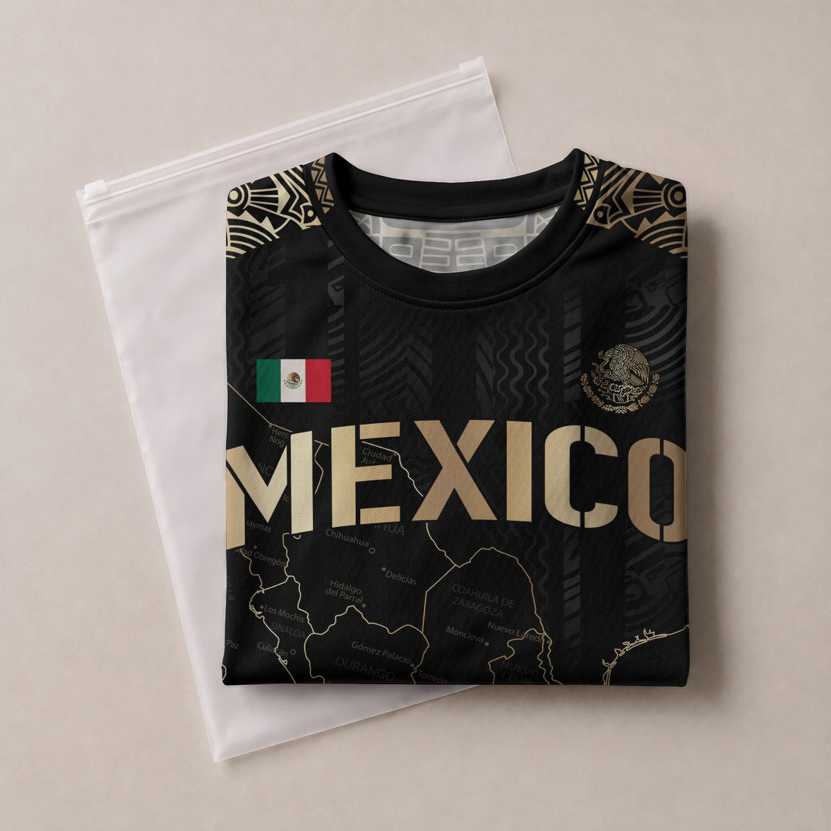 Camiseta de fútbol con el mapa de la herencia de México en negro y detalles aztecas dorados