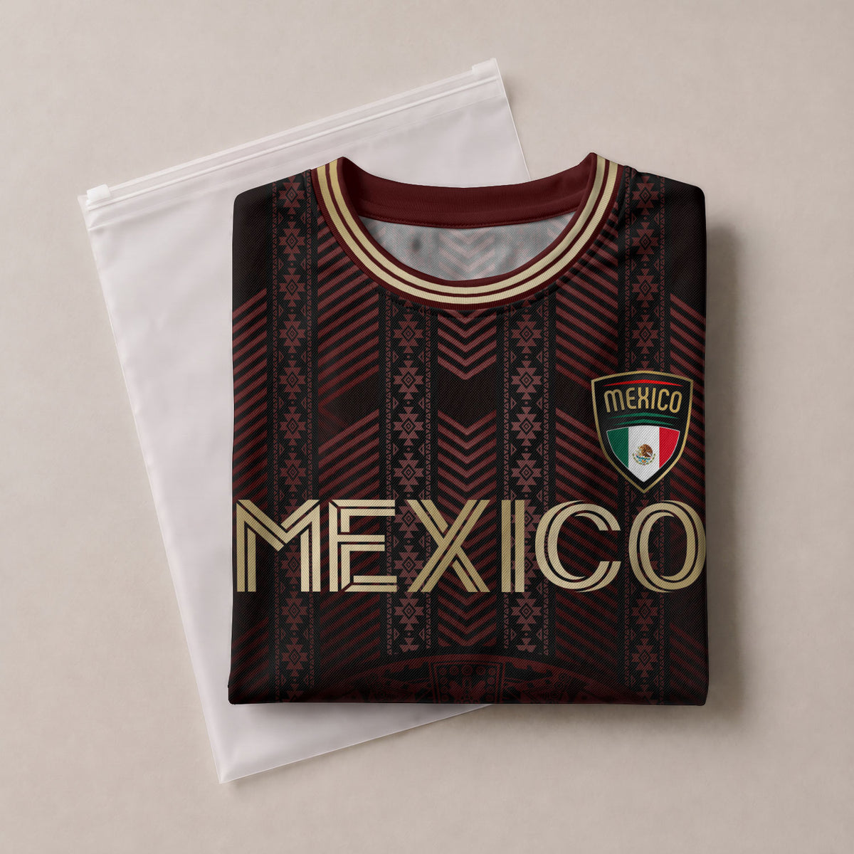 Camiseta de fútbol de México color burdeos con calendario azteca dorado y escudo del águila