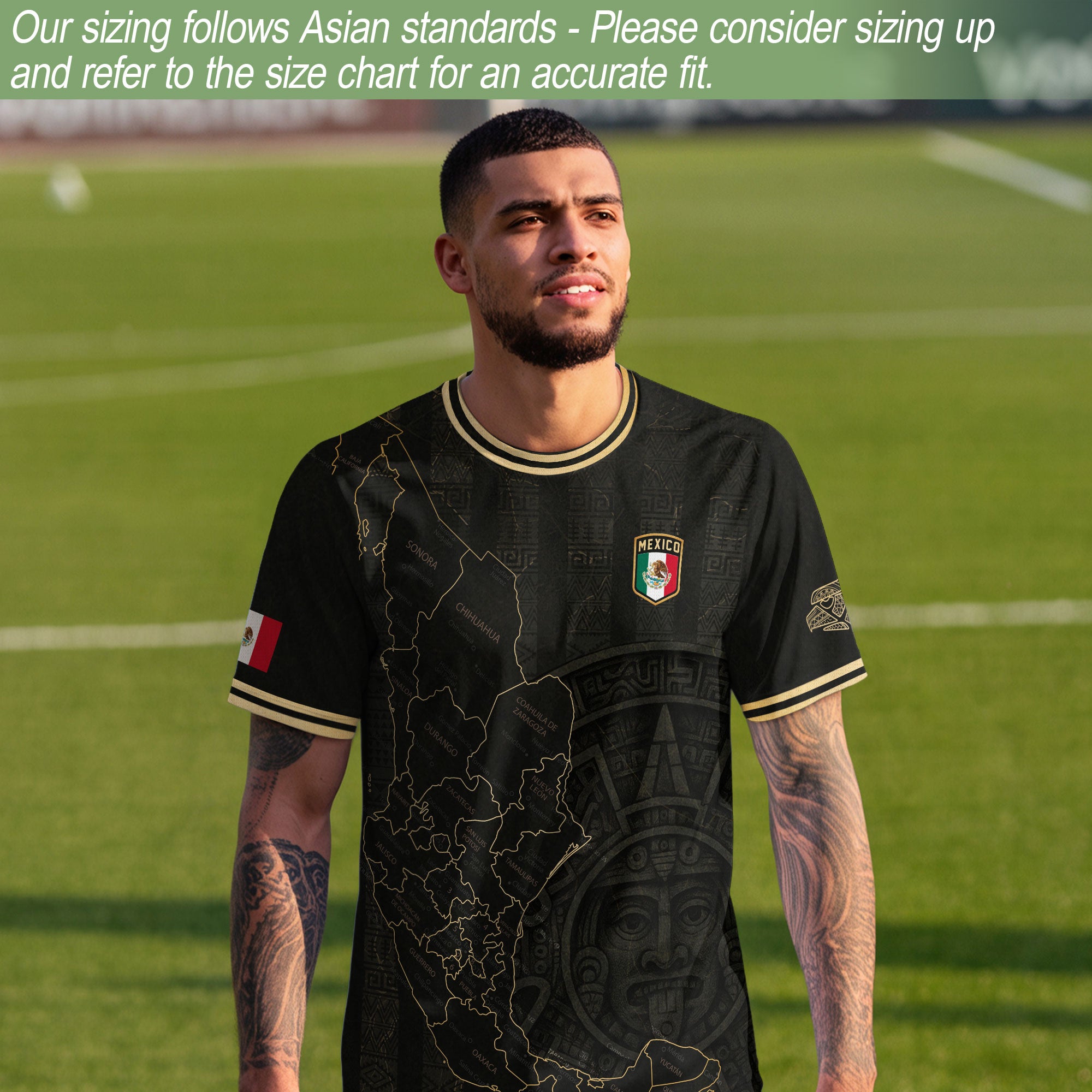 Camiseta de fútbol con el calendario azteca y el mapa negro y dorado de México