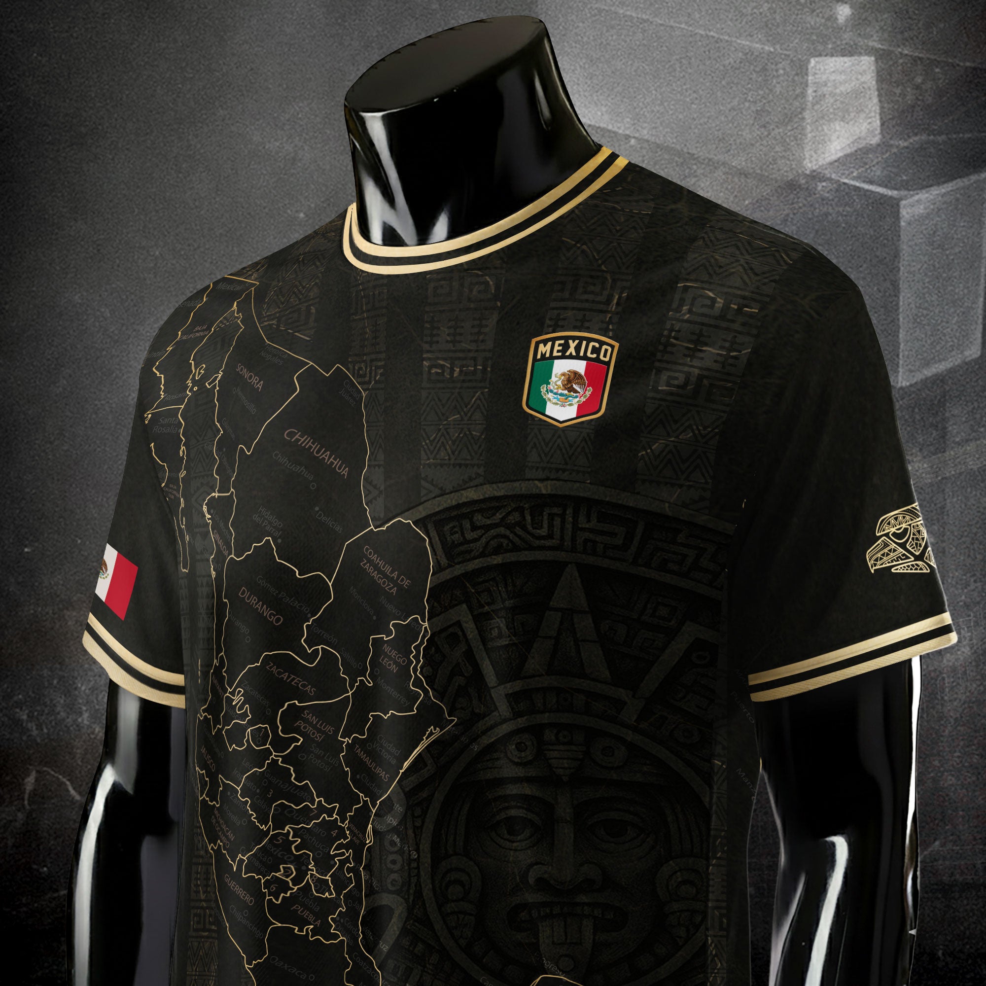 Camiseta de fútbol con el calendario azteca y el mapa negro y dorado de México