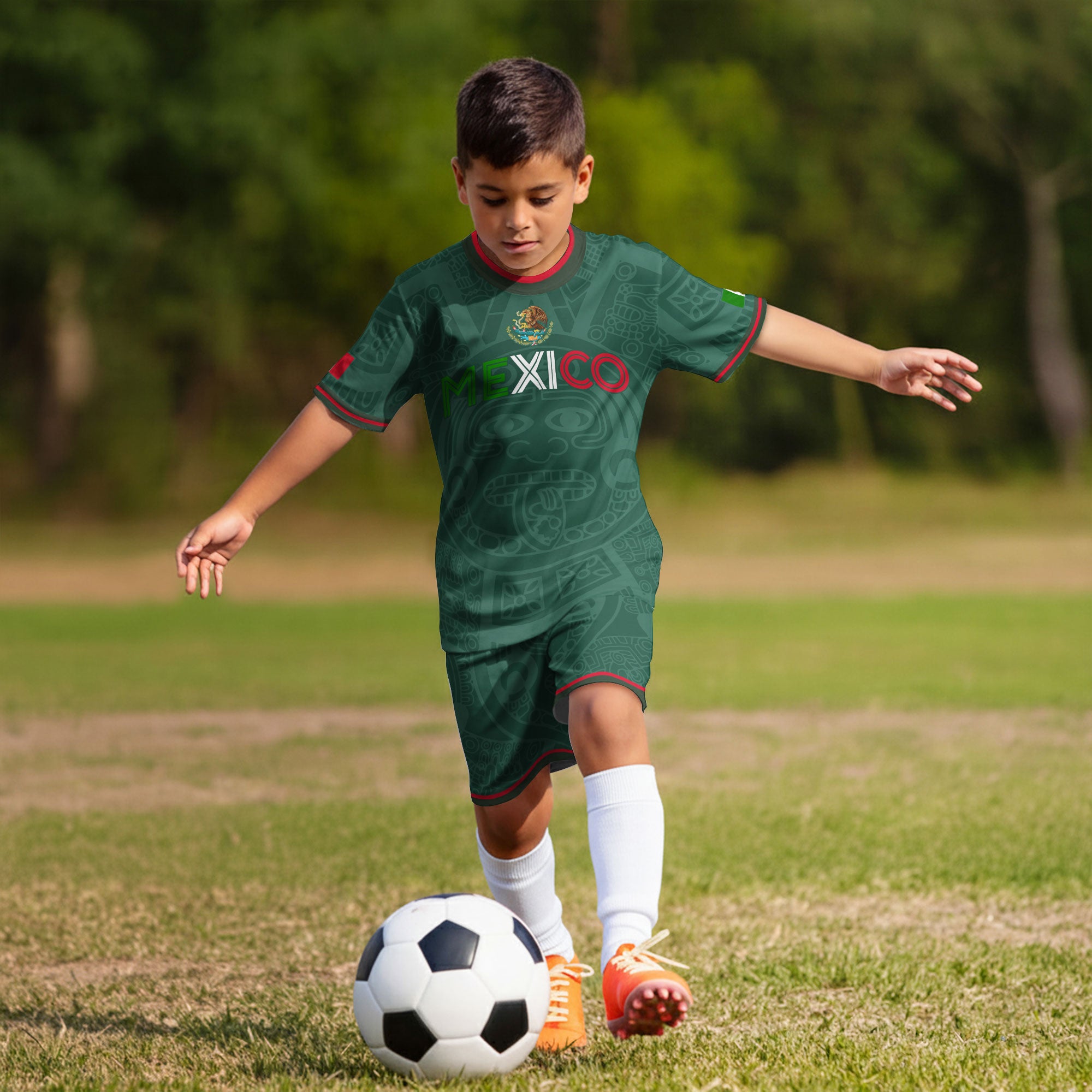 Camiseta de fútbol infantil de México con diseño de patrón azteca y colores de la bandera verde